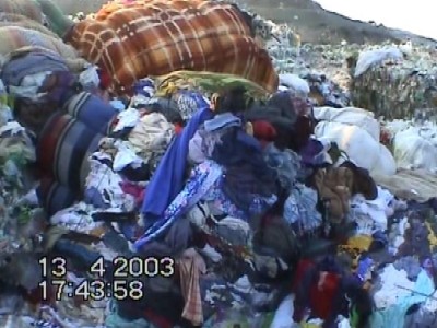 13.04.2003 -  Alttextilien auf der Deponie Spröda